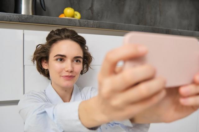 The Science of First Impressions in Digital Communication